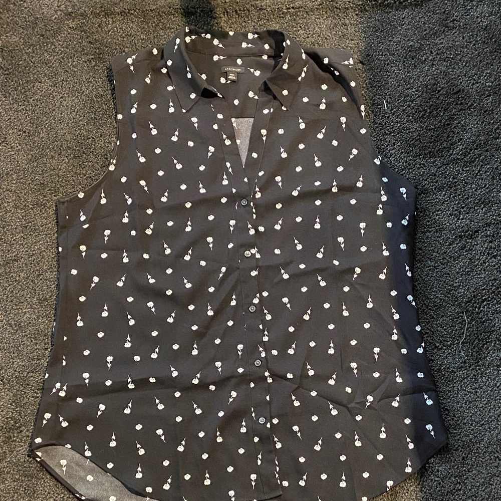 Ann Taylor Black Sleeveless Button-Up Blouse with White Floral Motif XXL Tall